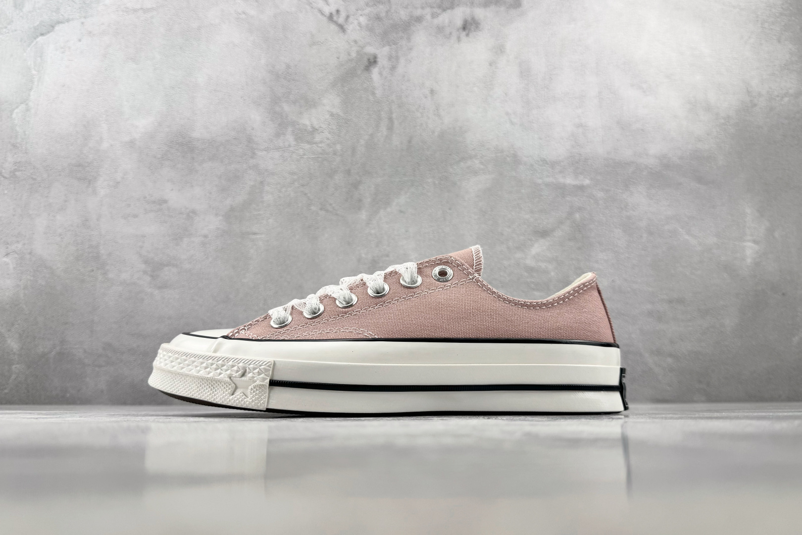 H版 Converse CHUCK 70 X 豆沙色 • 重磅帆布：采用12盎司高密度棉帆布，不易变形，透气性好 • 全