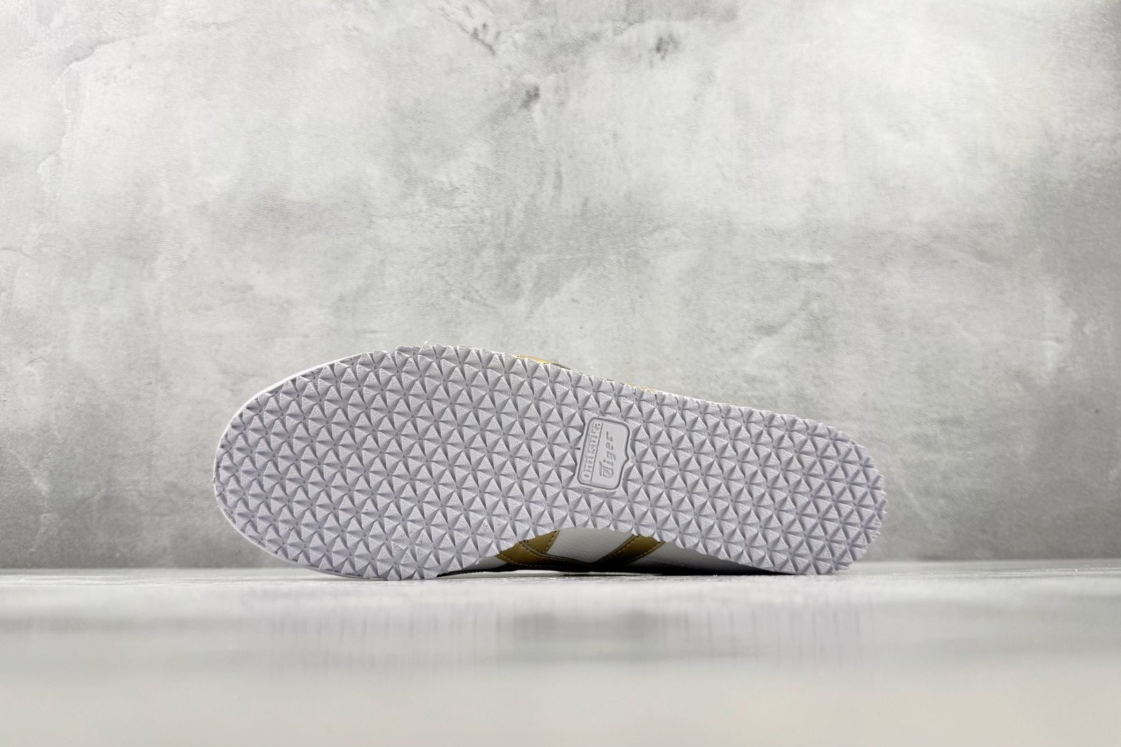 W 版 Onitsuka Tiger鬼塚虎 MEXICO 66 冷白亮金 货号:1183A499-101 尺码:36 3 W 版 Onitsuka Tiger鬼塚虎 MEXICO 66 冷白亮金 货号:1183A499-101 尺码:36 3