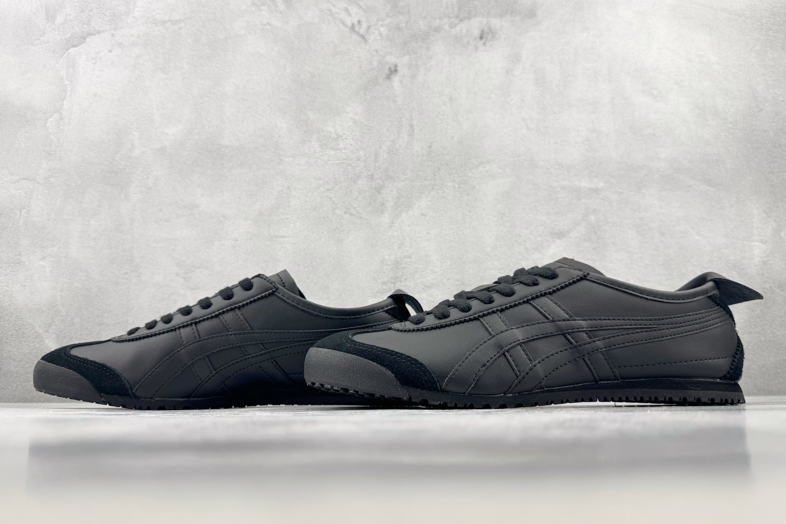 W 版 Onitsuka Tiger鬼塚虎 MEXICO 66 黑色 货号:1183C102-002 尺码:36 37 W 版 Onitsuka Tiger鬼塚虎 MEXICO 66 黑色 货号:1183C102-002 尺码:36 37