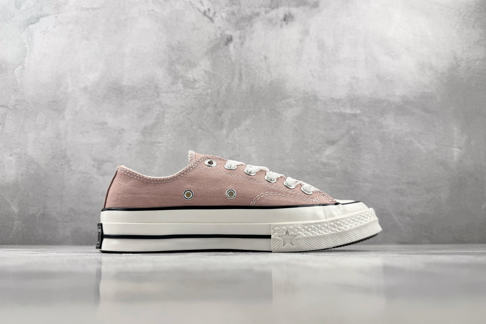 H版 Converse CHUCK 70 X 豆沙色 • 重磅帆布:采用12盎司高密度棉帆布,不易变形,透气性好 • 全 H版 Converse CHUCK 70 X 豆沙色 • 重磅帆布:采用12盎司高密度棉帆布,不易变形,透气性好 • 全