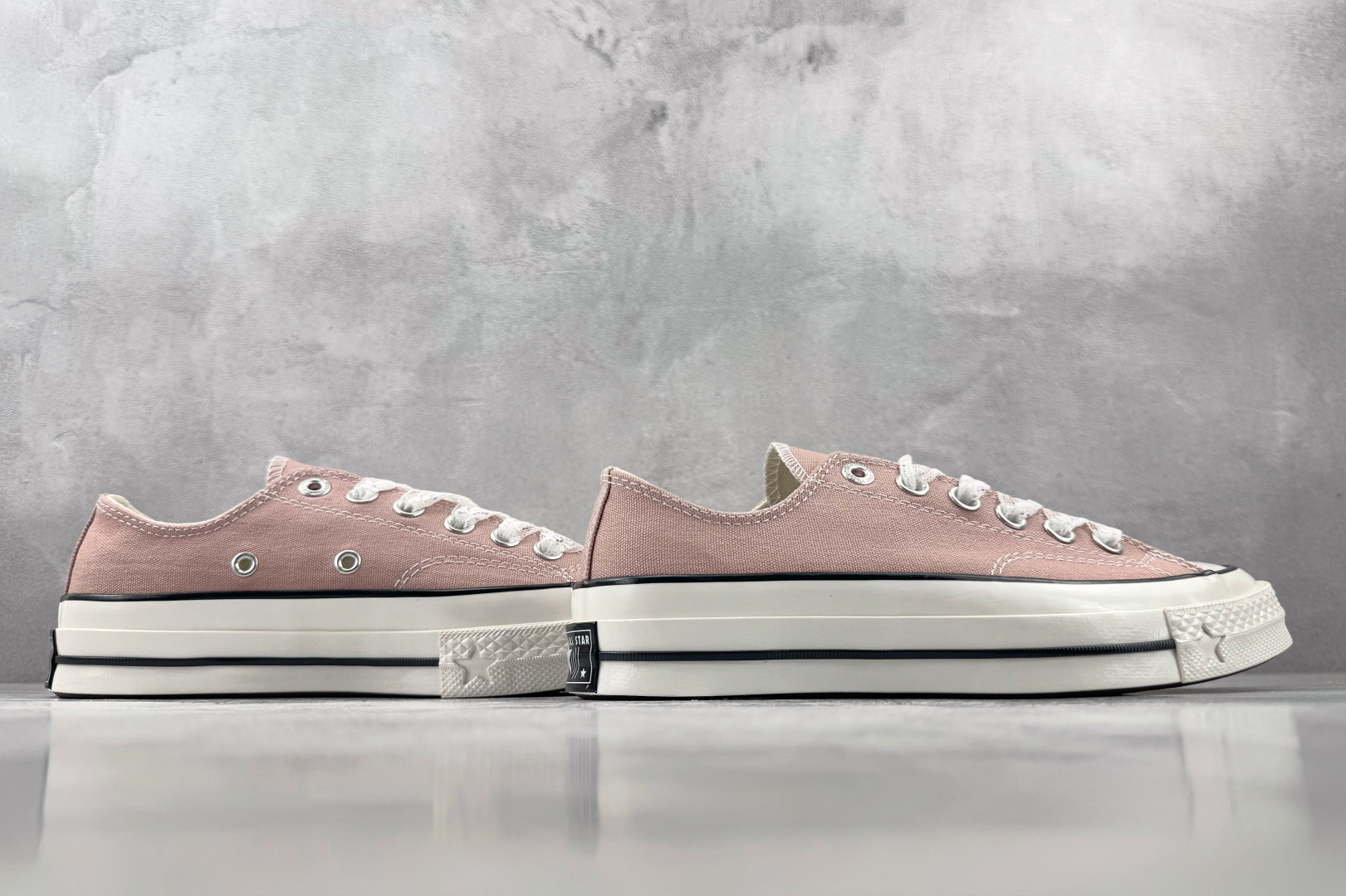 H版 Converse CHUCK 70 X 豆沙色 • 重磅帆布:采用12盎司高密度棉帆布,不易变形,透气性好 • 全 H版 Converse CHUCK 70 X 豆沙色 • 重磅帆布:采用12盎司高密度棉帆布,不易变形,透气性好 • 全