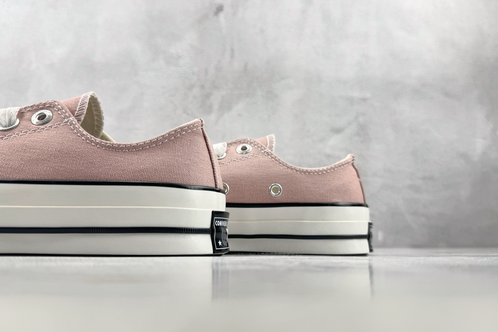 H版 Converse CHUCK 70 X 豆沙色 • 重磅帆布:采用12盎司高密度棉帆布,不易变形,透气性好 • 全 H版 Converse CHUCK 70 X 豆沙色 • 重磅帆布:采用12盎司高密度棉帆布,不易变形,透气性好 • 全