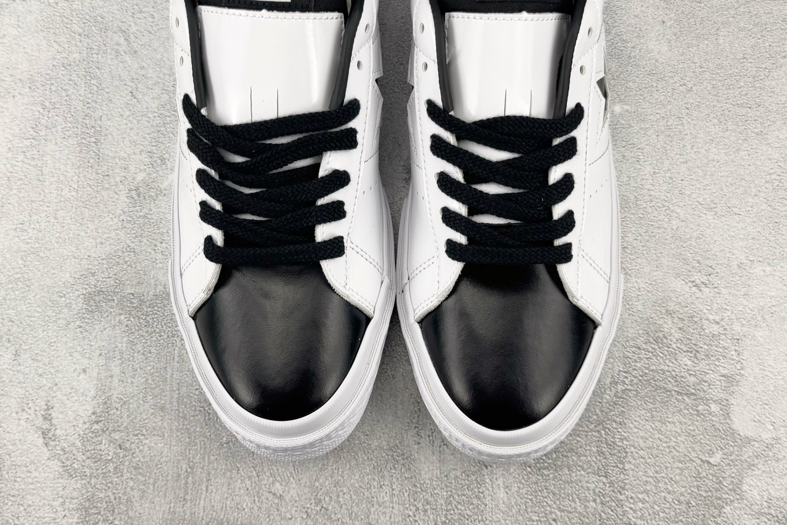Converse One Star 白黑色 • 星星贴片车缝针距统一 尖角走线圆润 不断线跳针 • 严格拉帮工艺鞋面不褶