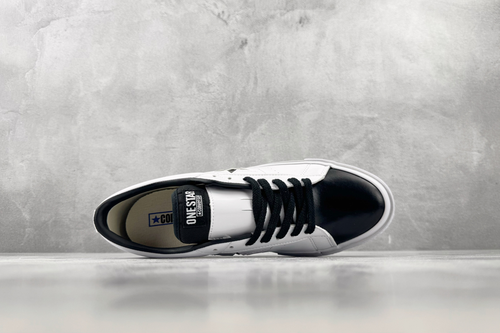 Converse One Star 白黑色 • 星星贴片车缝针距统一 尖角走线圆润 不断线跳针 • 严格拉帮工艺鞋面不褶