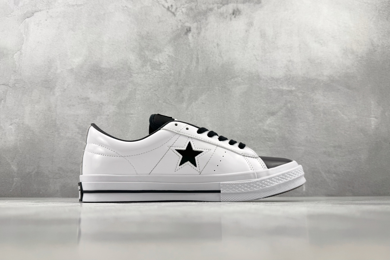 Converse One Star 白黑色 • 星星贴片车缝针距统一 尖角走线圆润 不断线跳针 • 严格拉帮工艺鞋面不褶