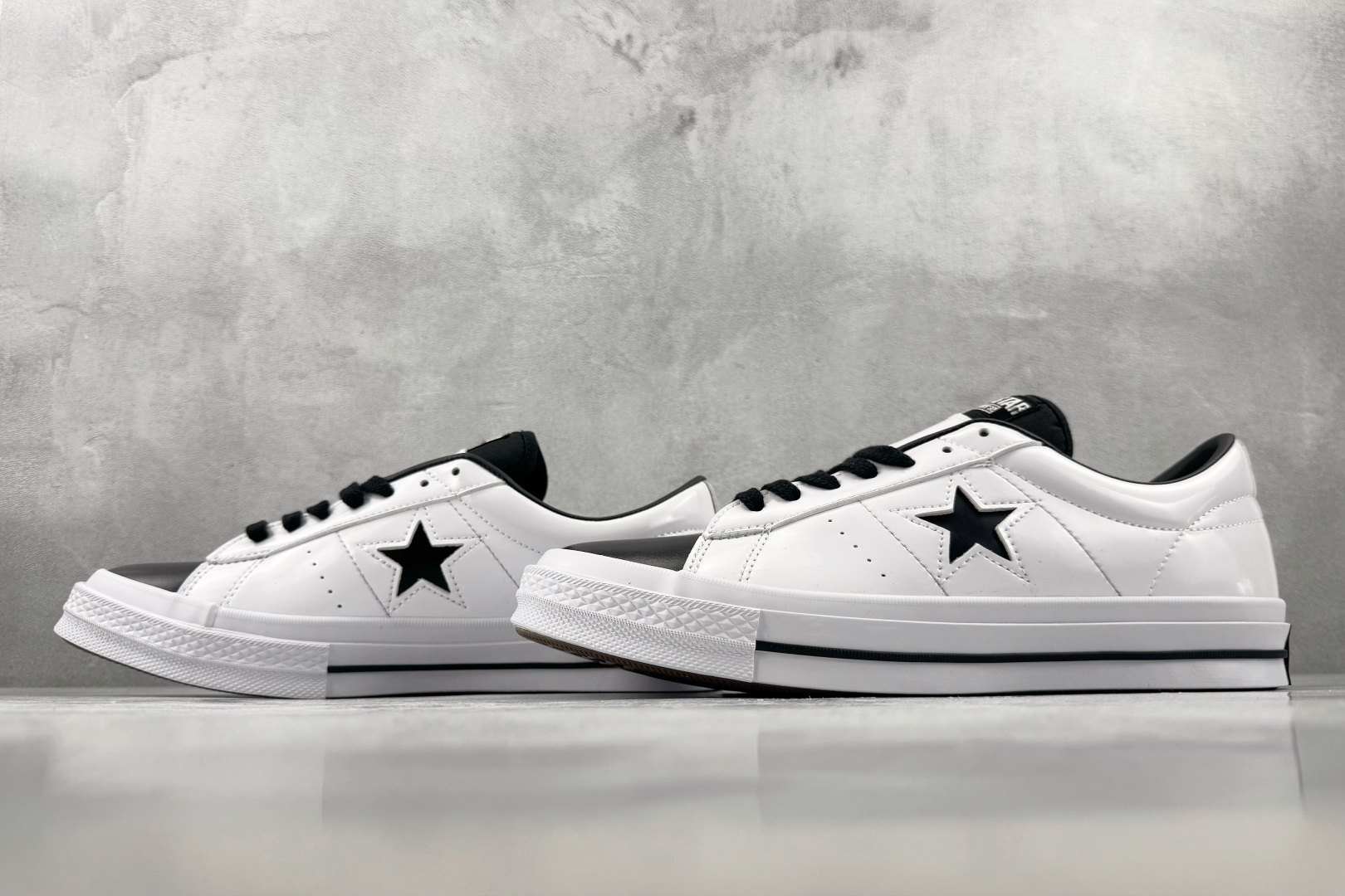 Converse One Star 白黑色 • 星星贴片车缝针距统一 尖角走线圆润 不断线跳针 • 严格拉帮工艺鞋面不褶