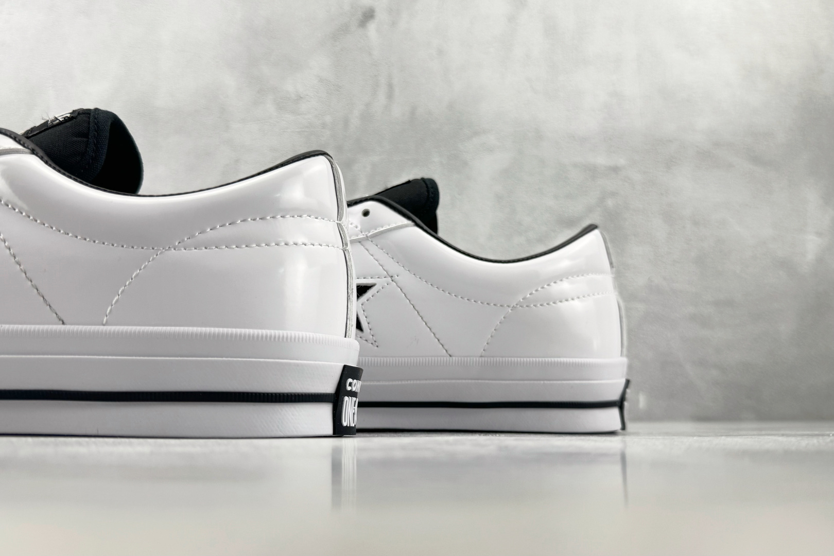 Converse One Star 白黑色 • 星星贴片车缝针距统一 尖角走线圆润 不断线跳针 • 严格拉帮工艺鞋面不褶