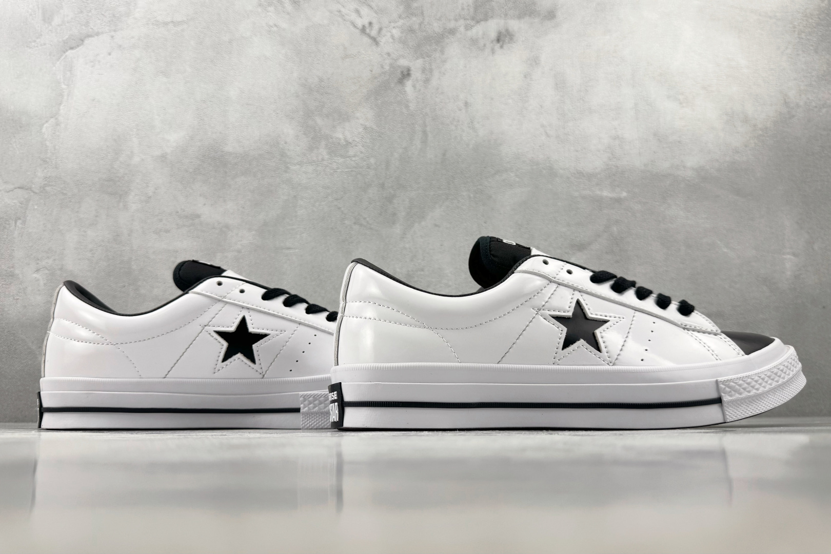 Converse One Star 白黑色 • 星星贴片车缝针距统一 尖角走线圆润 不断线跳针 • 严格拉帮工艺鞋面不褶