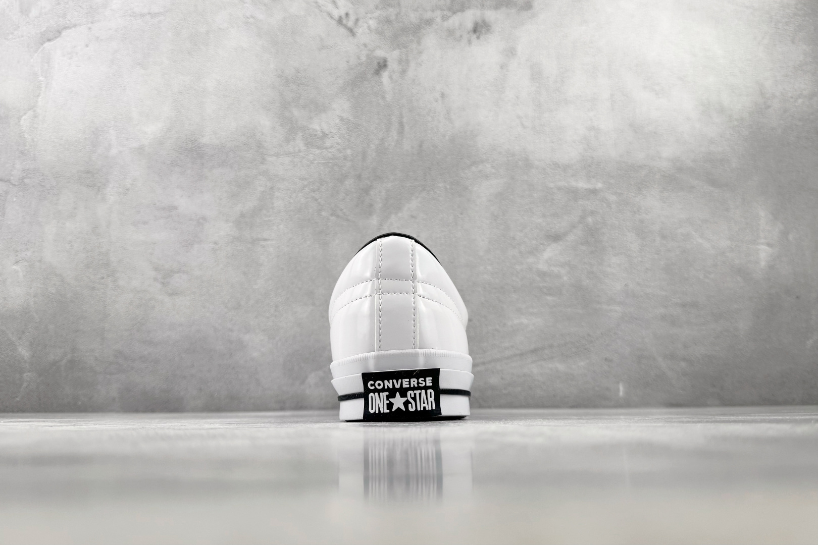 Converse One Star 白黑色 • 星星贴片车缝针距统一 尖角走线圆润 不断线跳针 • 严格拉帮工艺鞋面不褶