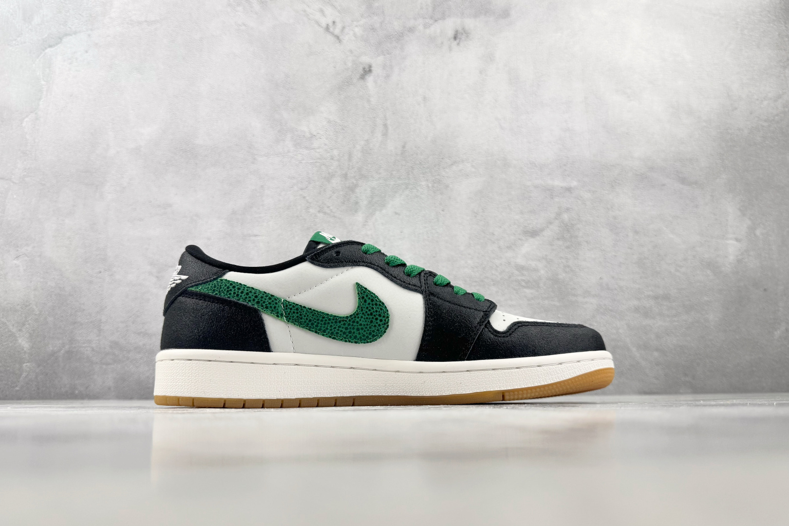 XC Jordan Air Jordan 1 Retro OG 白黑绿 货号:IR2283-030 尺码:36 36.5 XC Jordan Air Jordan 1 Retro OG 白黑绿 货号:IR2283-030 尺码:36 36.5