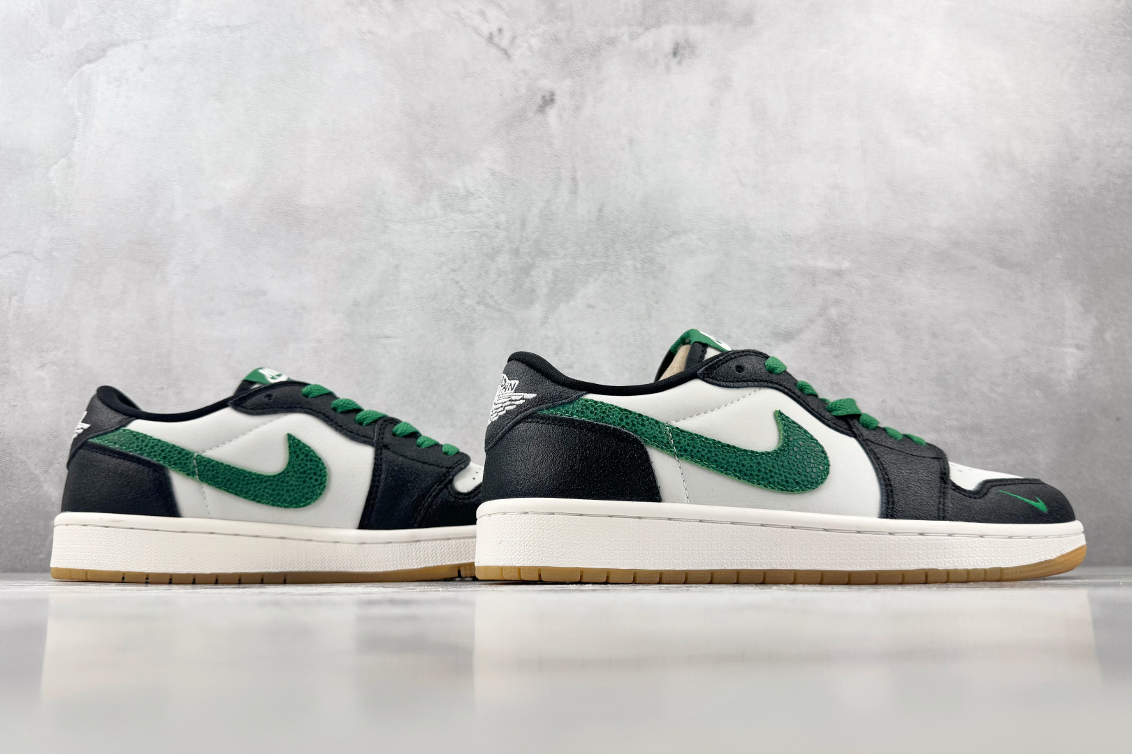 XC Jordan Air Jordan 1 Retro OG 白黑绿 货号:IR2283-030 尺码:36 36.5 XC Jordan Air Jordan 1 Retro OG 白黑绿 货号:IR2283-030 尺码:36 36.5