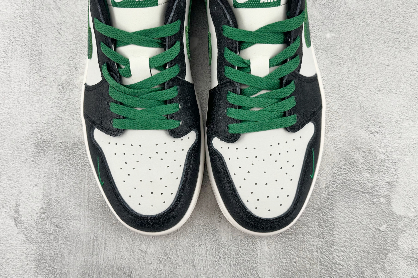 XC Jordan Air Jordan 1 Retro OG 白黑绿 货号:IR2283-030 尺码:36 36.5 XC Jordan Air Jordan 1 Retro OG 白黑绿 货号:IR2283-030 尺码:36 36.5