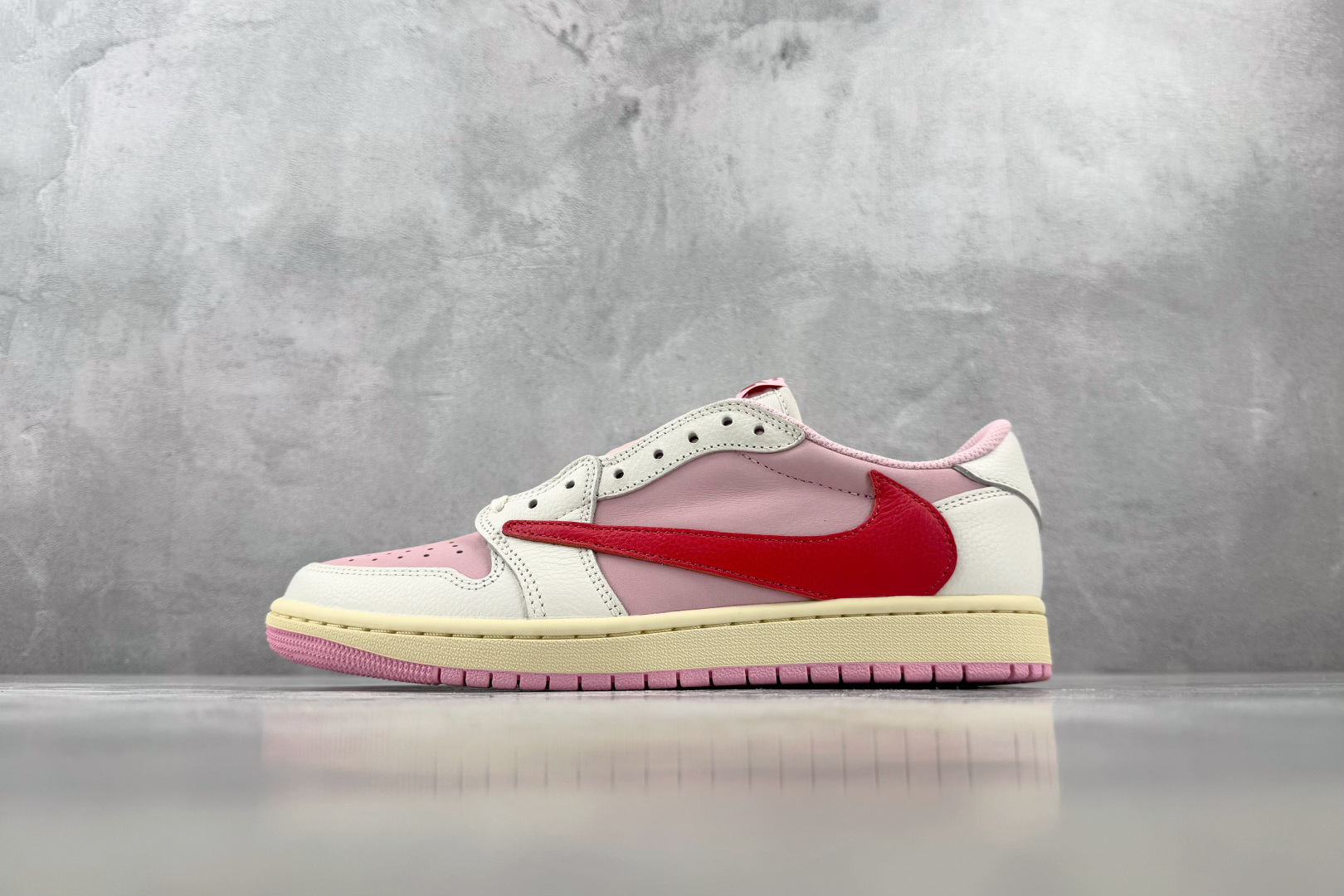 LW  外贸专供  Jordan  × Travis Scott Air Jordan 1 Low OG 粉倒钩 Tro