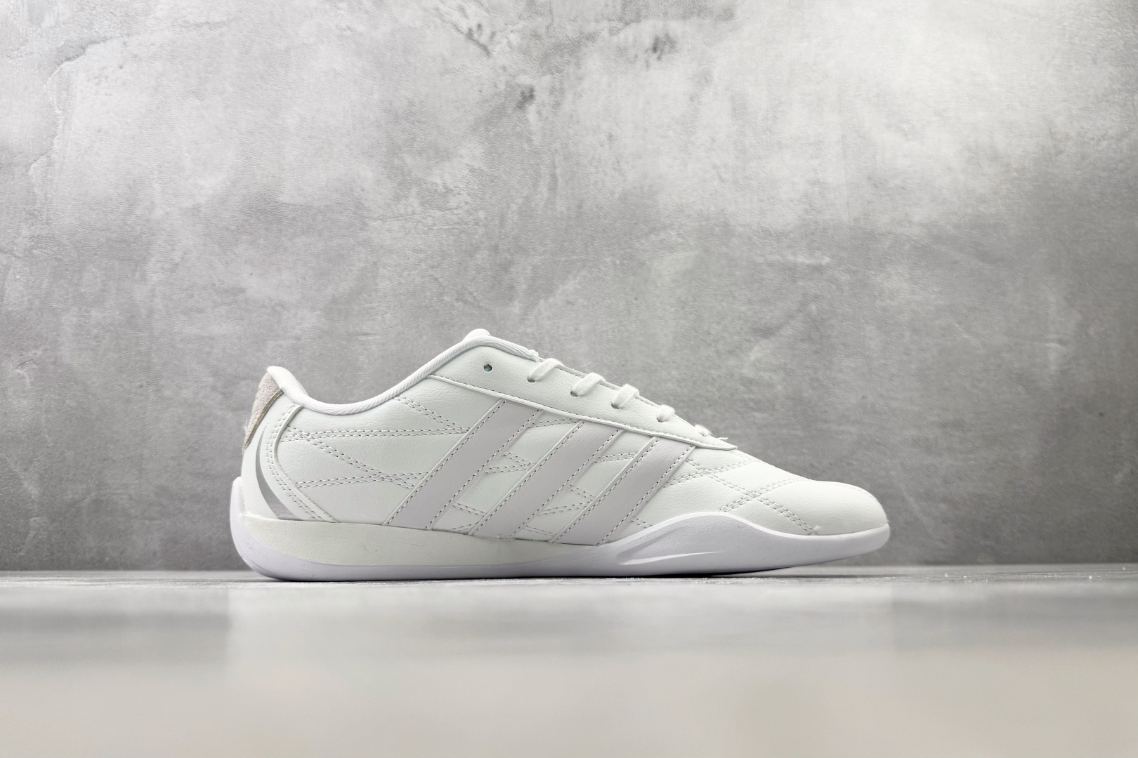 HD 平台订单 adidas Adipista Trainers 白色 货号：HQ9161 尺码：36 36.5 37 