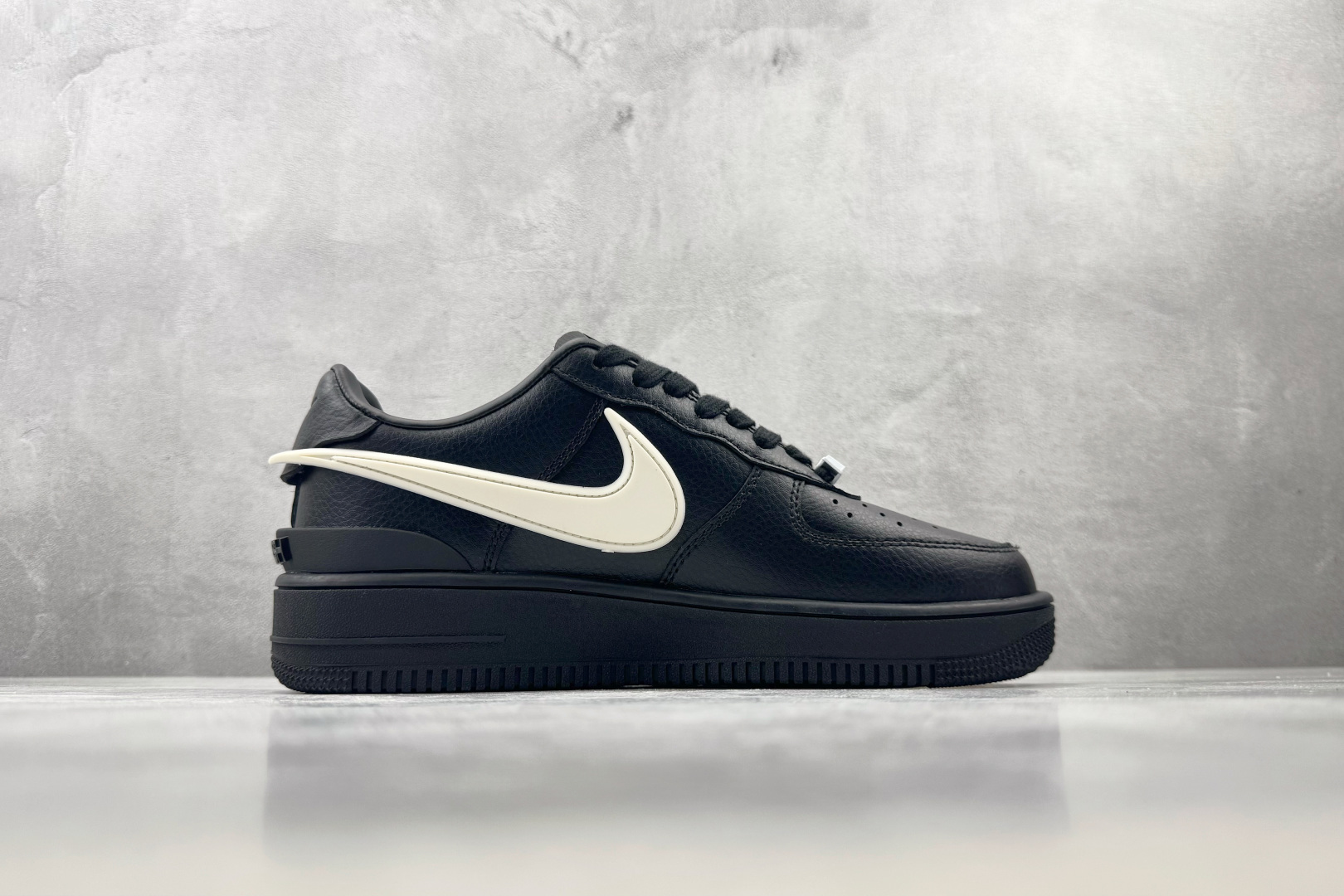 PB 外贸批次 Nike × AMBUSH Air Force 1 LOW 黑色 货号：DV3464-001 尺码：35