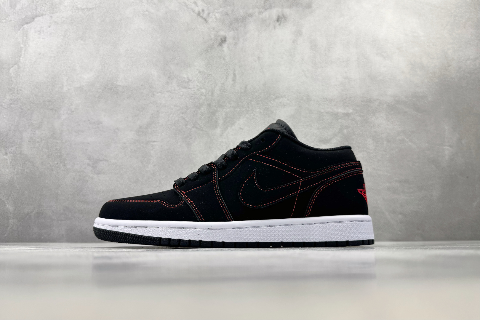 K版/徐 综合版 Jordan Air Jordan 1 LOW 黑红 货号: 076 尺码:36 36.5 37 38 K版/徐 综合版 Jordan Air Jordan 1 LOW 黑红 货号: 076 尺码:36 36.5 37 38