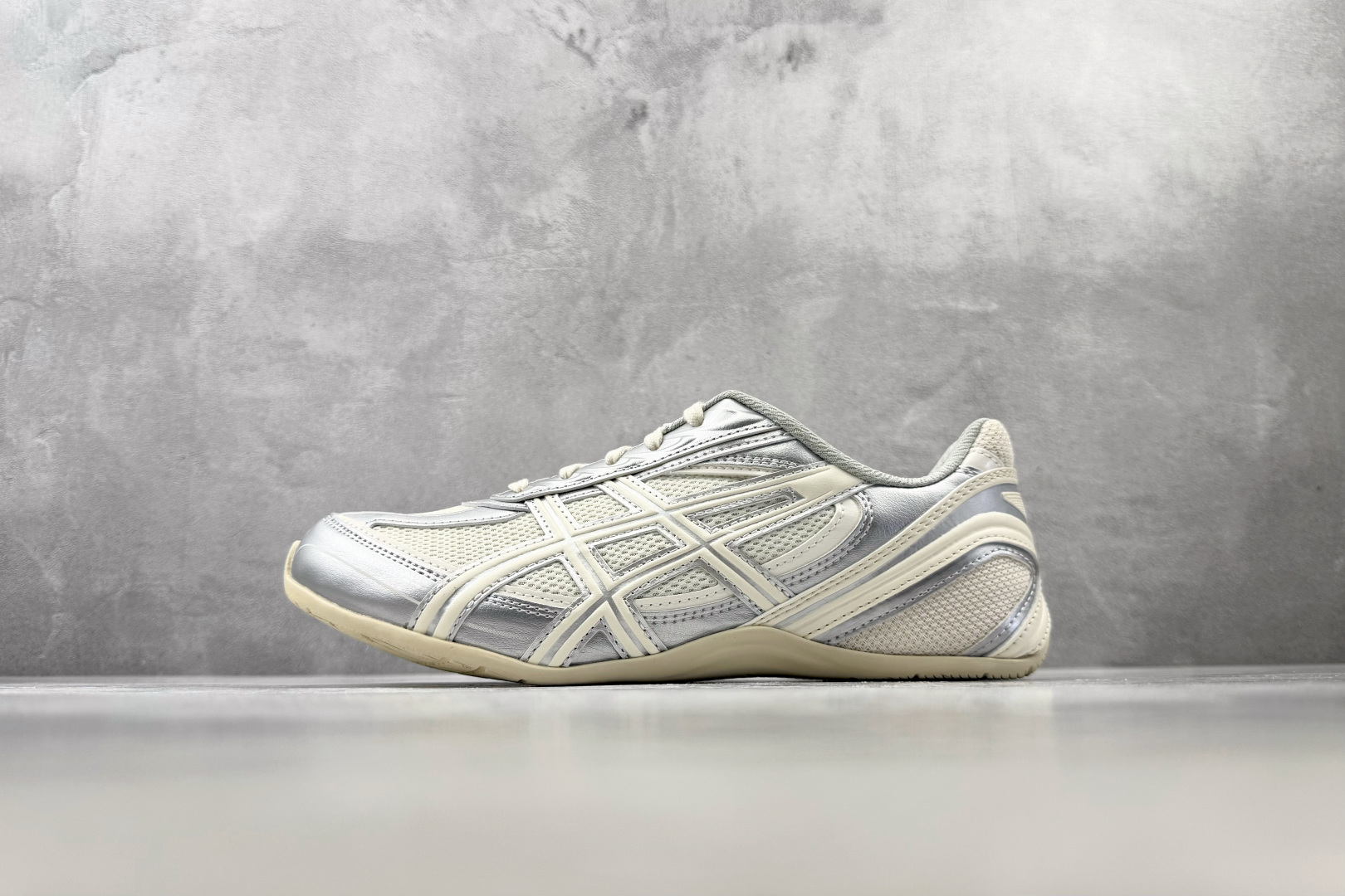 XC2.0 ASICS GEL-PHAI Z 银白 货号:1203B126-100 尺码:36 36.5 37.5 38 XC2.0 ASICS GEL-PHAI Z 银白 货号:1203B126-100 尺码:36 36.5 37.5 38