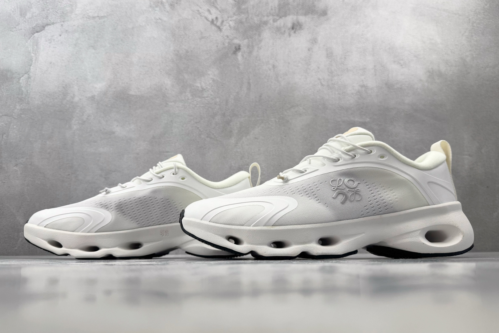PK 全新工厂开发 LOEWE x On Cloudsolo 白色 货号：3MF 尺码：36 36.5 37.5 38 