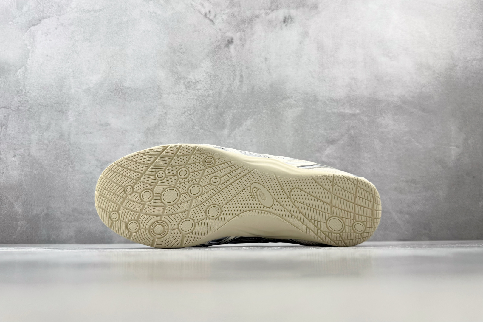 XC2.0 ASICS GEL-PHAI Z 银白 货号：1203B126-100 尺码：36 36.5 37.5 38