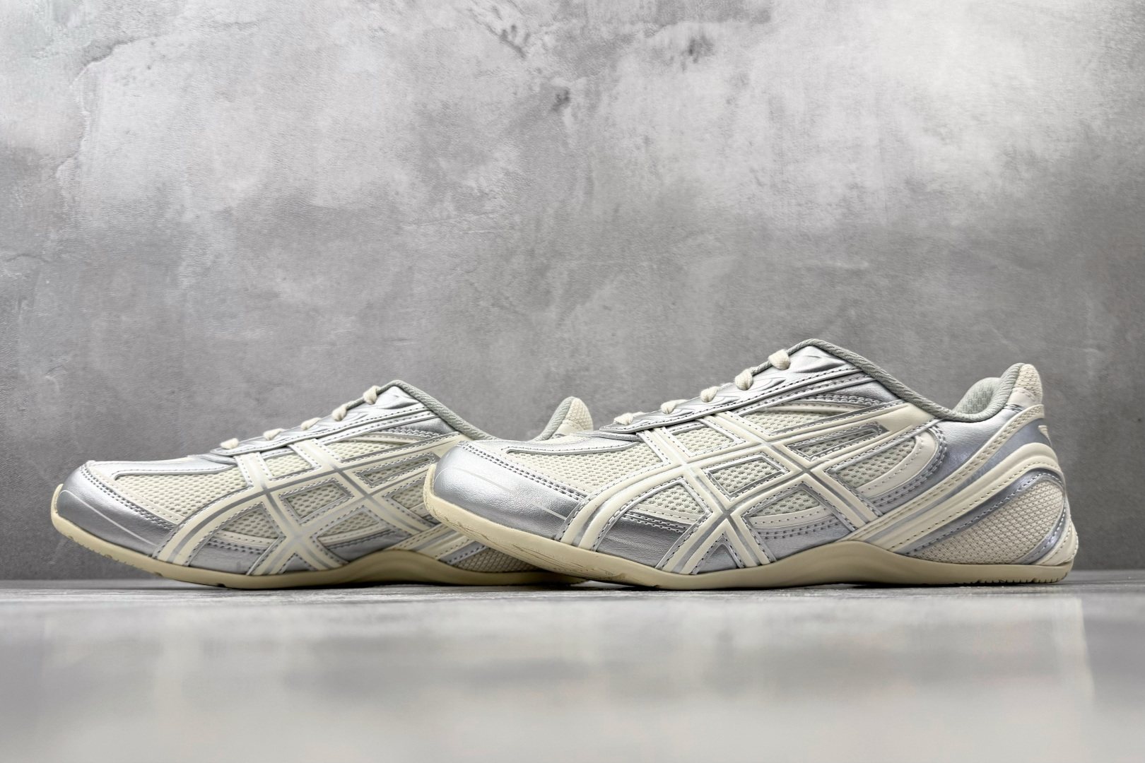 XC2.0 ASICS GEL-PHAI Z 银白 货号：1203B126-100 尺码：36 36.5 37.5 38