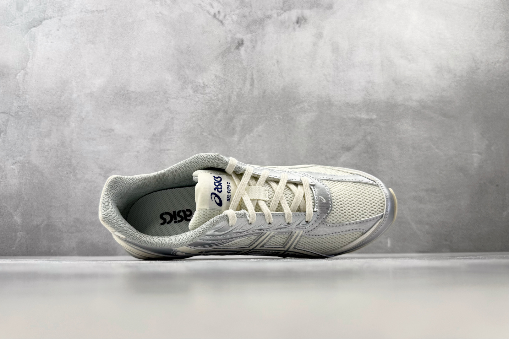 XC2.0 ASICS GEL-PHAI Z 银白 货号：1203B126-100 尺码：36 36.5 37.5 38