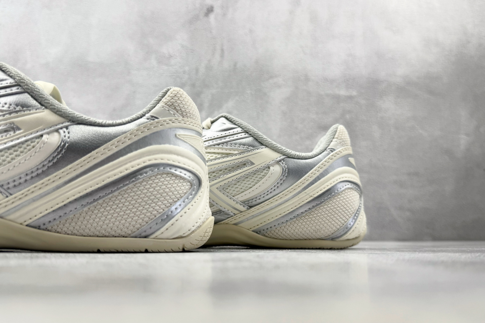 XC2.0 ASICS GEL-PHAI Z 银白 货号：1203B126-100 尺码：36 36.5 37.5 38