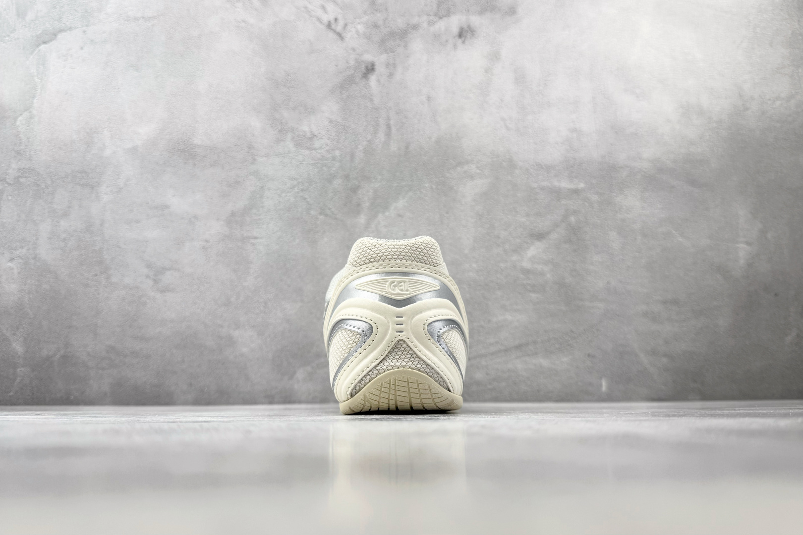 XC2.0 ASICS GEL-PHAI Z 银白 货号：1203B126-100 尺码：36 36.5 37.5 38