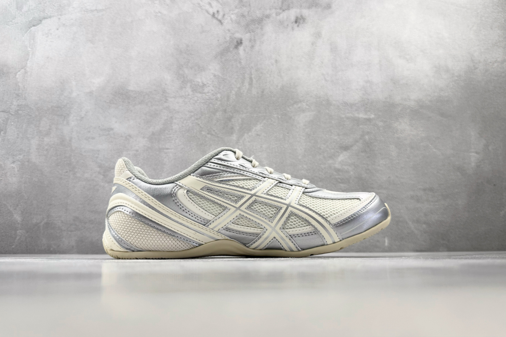 XC2.0 ASICS GEL-PHAI Z 银白 货号：1203B126-100 尺码：36 36.5 37.5 38