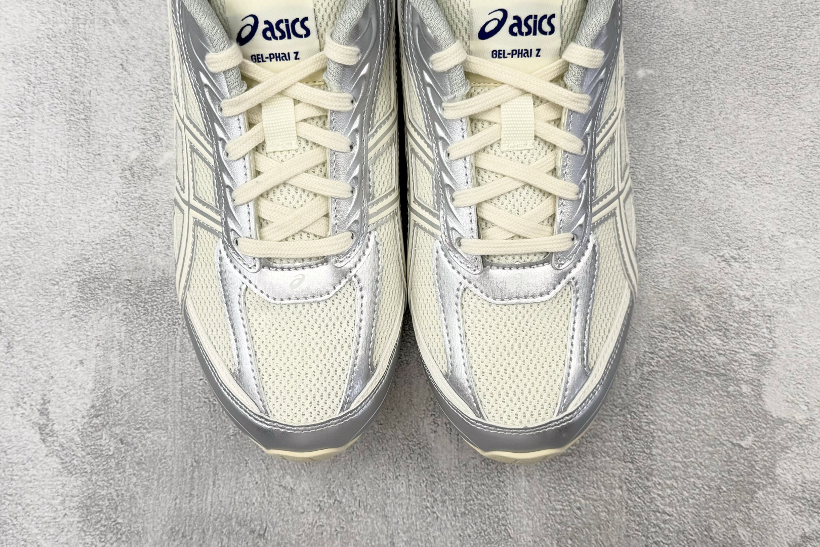 XC2.0 ASICS GEL-PHAI Z 银白 货号：1203B126-100 尺码：36 36.5 37.5 38