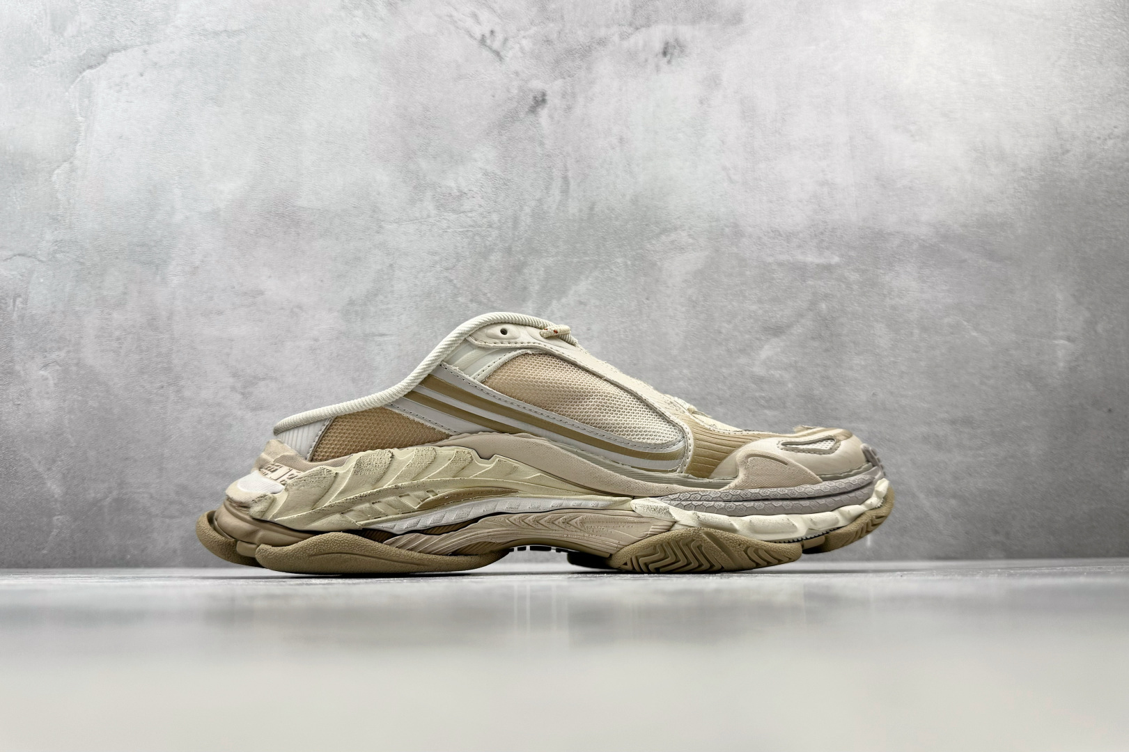 XA 最新外贸批次 Balenciaga巴黎世家 Triple S .2 米色 货号：WTSM09900 尺码：35 3