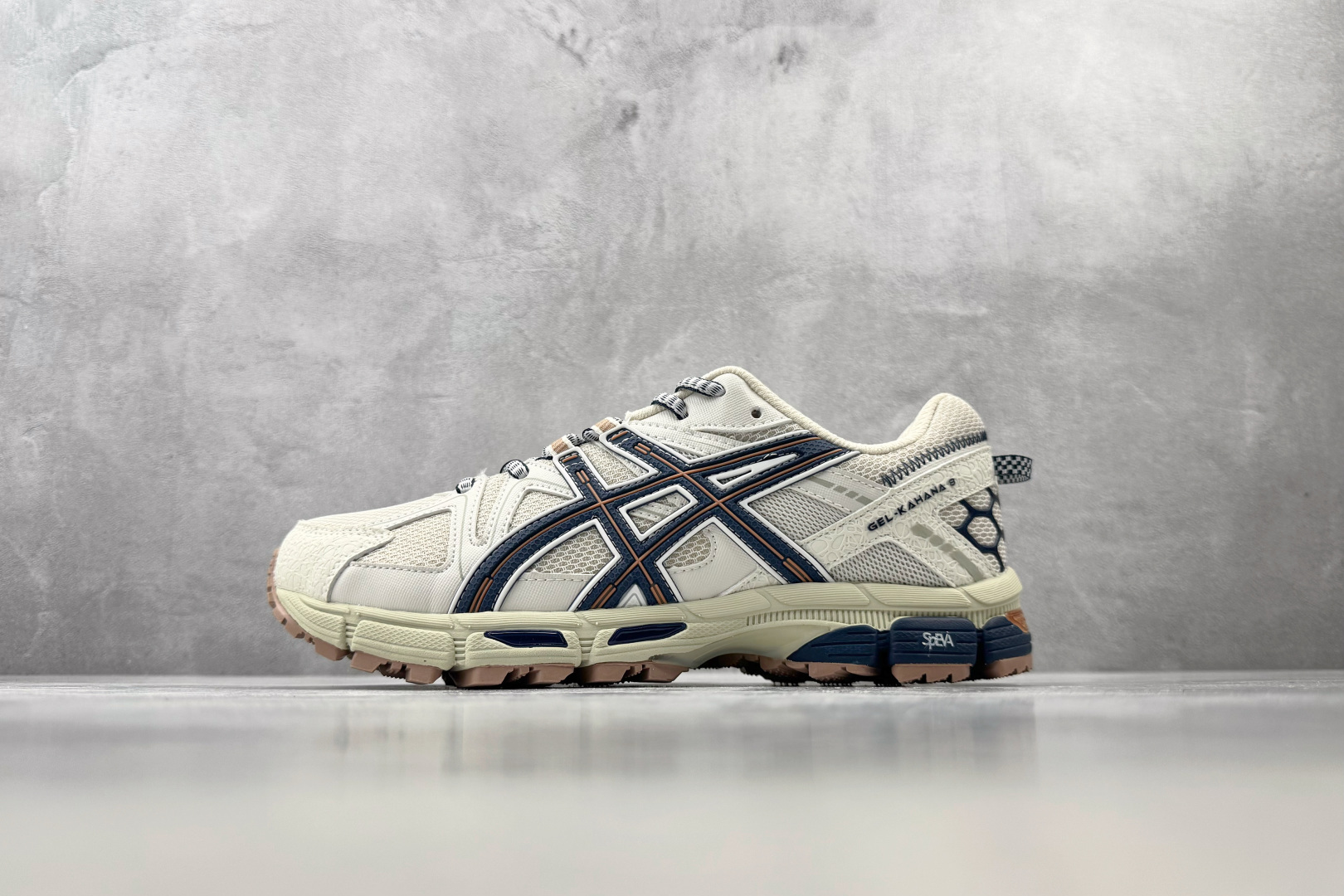 X 平台专供   ASICS Gel-Kahana 8 浅灰色 货号：1012A978-022 尺码：36 36.5 3