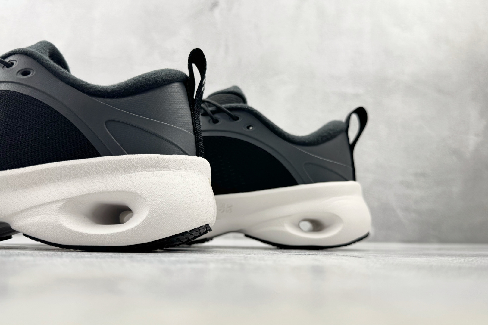 PK 全新工厂开发 LOEWE x On Cloudsolo 黑白 货号：3WF 尺码：36 36.5 37.5 38 