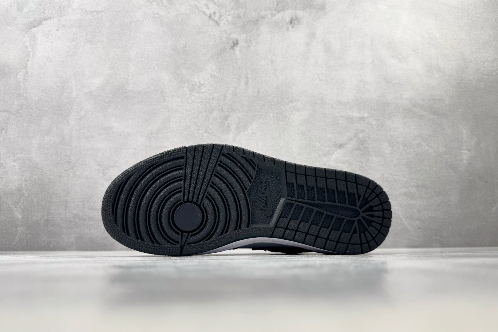XC Jordan Air Jordan 1 黑灰 货号：-048 尺码：36 36.5 37.5 38 38.5 39