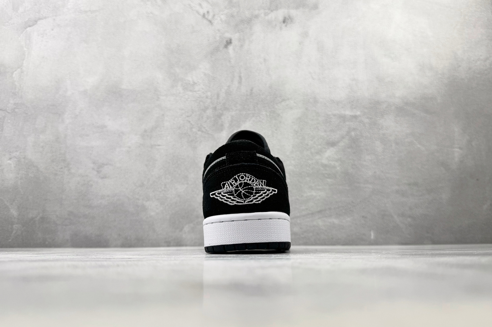 XC Jordan Air Jordan 1 黑灰 货号：-048 尺码：36 36.5 37.5 38 38.5 39