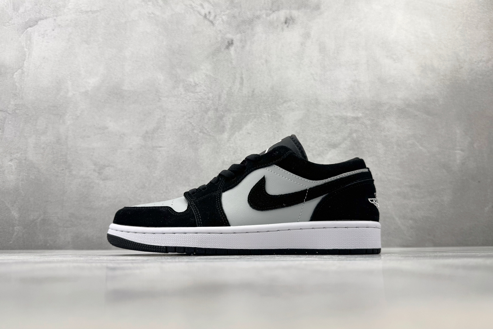 XC Jordan Air Jordan 1 黑灰 货号:-048 尺码:36 36.5 37.5 38 38.5 39 XC Jordan Air Jordan 1 黑灰 货号:-048 尺码:36 36.5 37.5 38 38.5 39