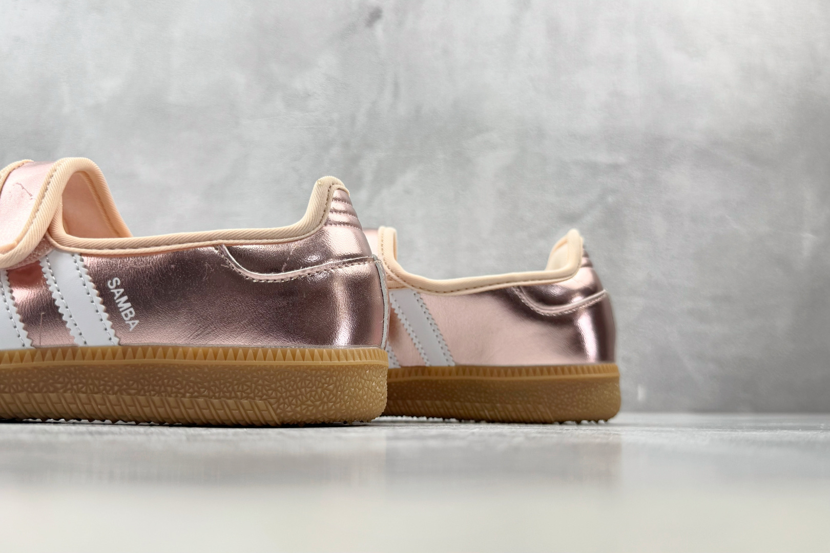 HX adidas originals Samba Jane 镭射粉 货号：HQ7708 尺码：35.5 36 36.5