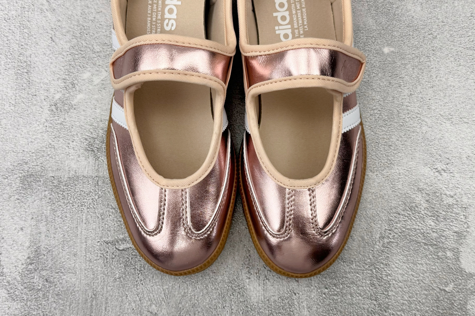 HX adidas originals Samba Jane 镭射粉 货号：HQ7708 尺码：35.5 36 36.5