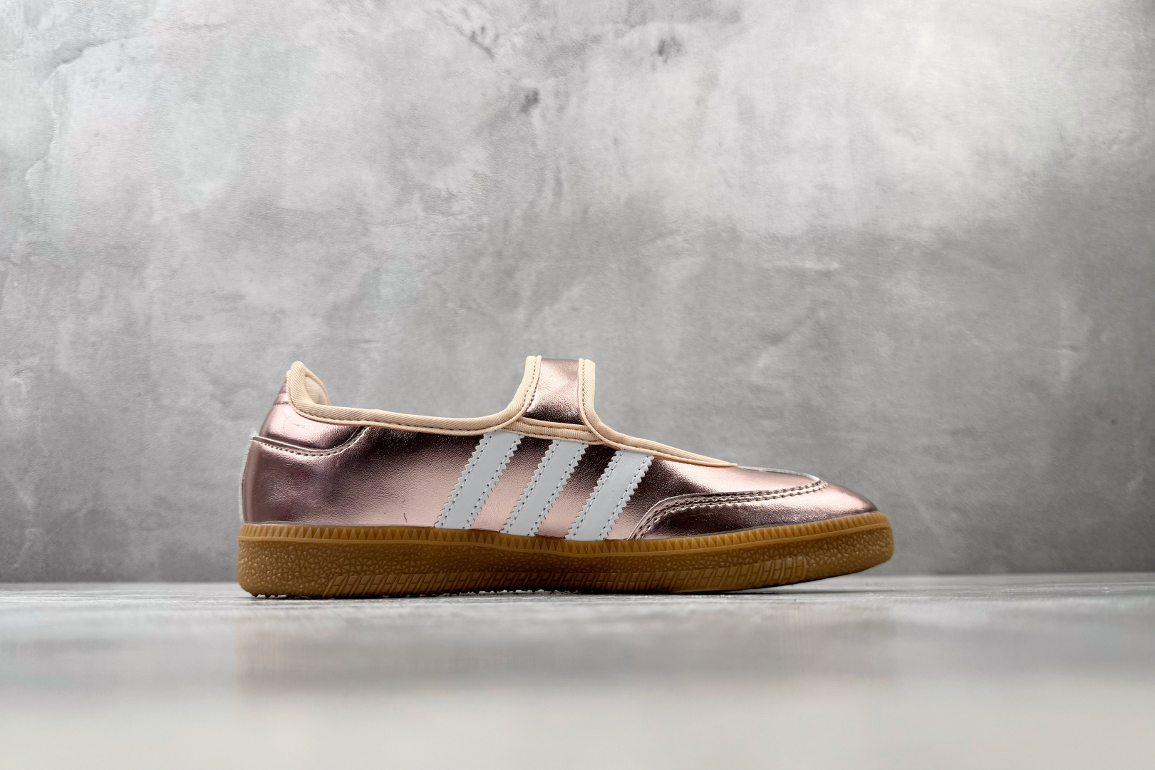 HX adidas originals Samba Jane 镭射粉 货号：HQ7708 尺码：35.5 36 36.5