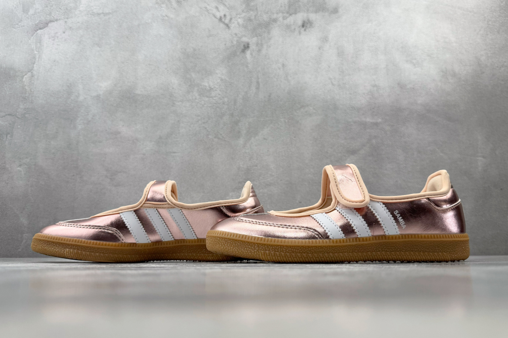 HX adidas originals Samba Jane 镭射粉 货号：HQ7708 尺码：35.5 36 36.5