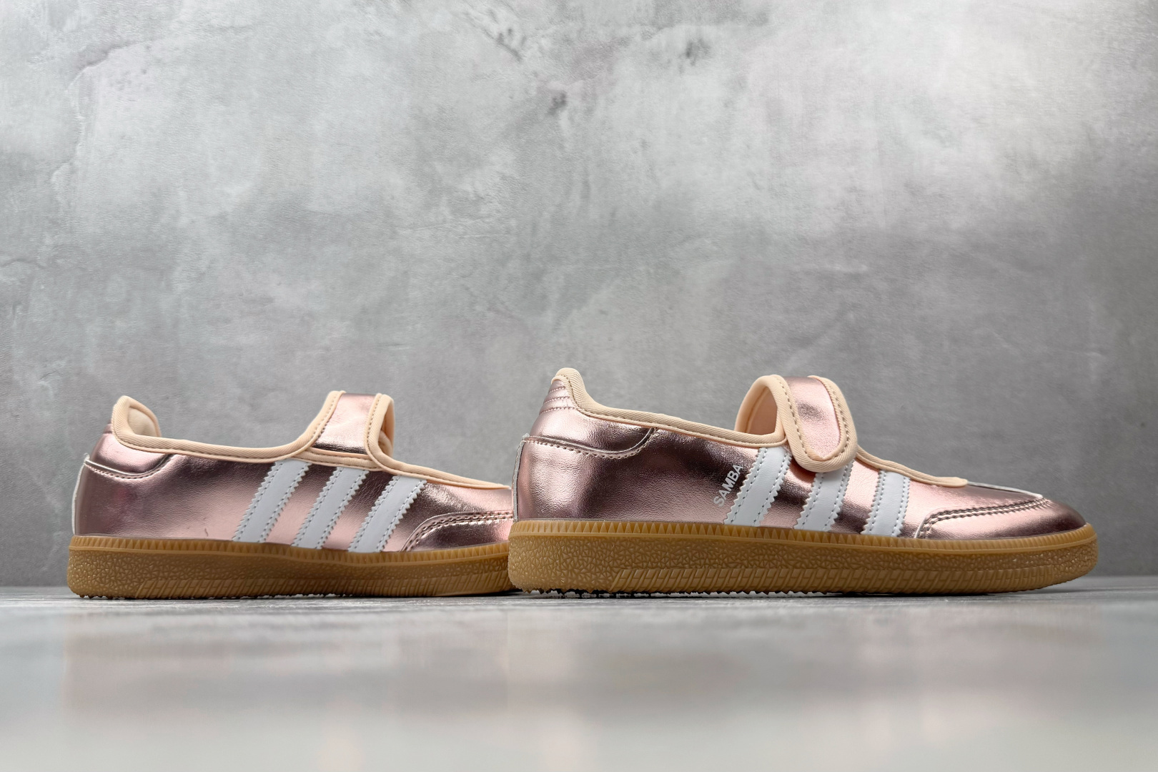 HX adidas originals Samba Jane 镭射粉 货号：HQ7708 尺码：35.5 36 36.5
