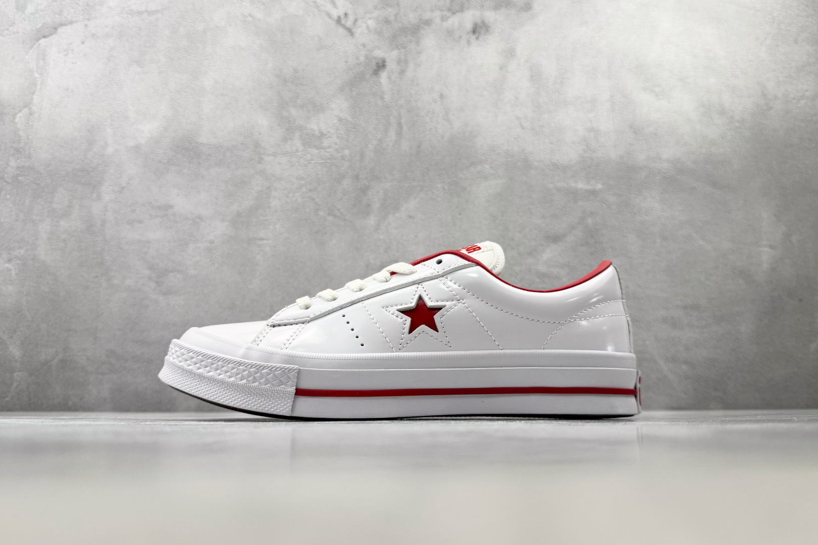Converse One Star 白红色 • 星星贴片车缝针距统一 尖角走线圆润 不断线跳针 • 严格拉帮工艺鞋面不褶 Converse One Star 白红色 • 星星贴片车缝针距统一 尖角走线圆润 不断线跳针 • 严格拉帮工艺鞋面不褶