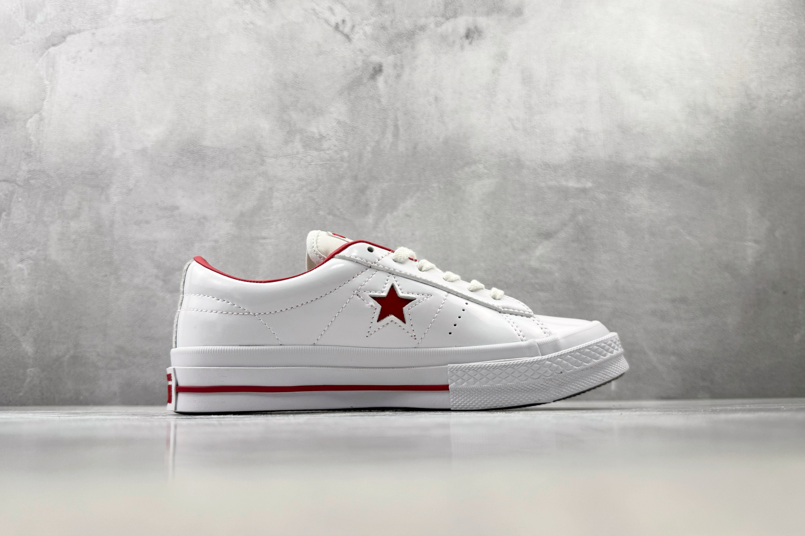 Converse One Star 白红色 • 星星贴片车缝针距统一 尖角走线圆润 不断线跳针 • 严格拉帮工艺鞋面不褶