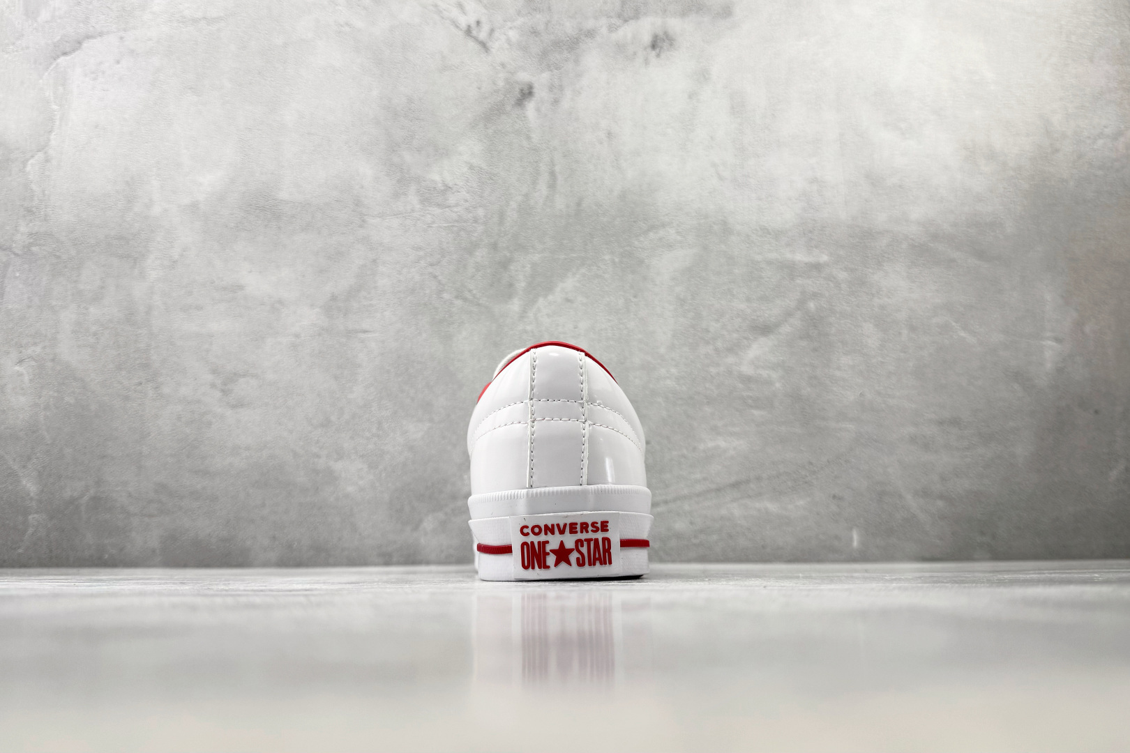 Converse One Star 白红色 • 星星贴片车缝针距统一 尖角走线圆润 不断线跳针 • 严格拉帮工艺鞋面不褶