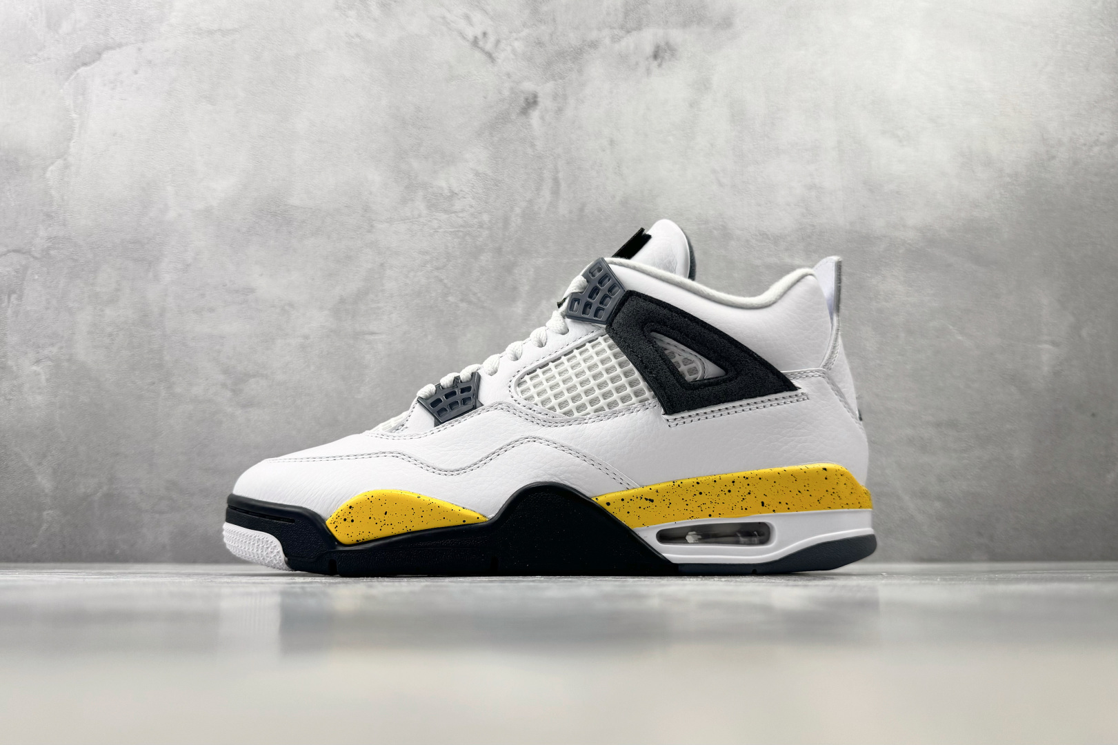 Y3 Jordan Air Jordan 4 Retro "Tour Yellow" 白色 货号：IO2463-102 