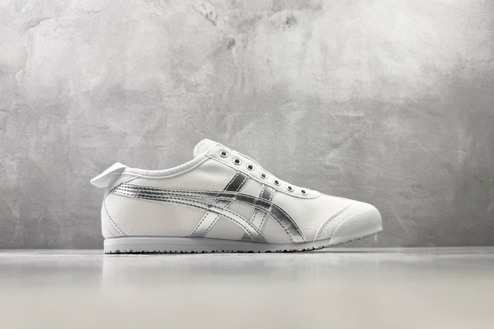 OT 头层 Onitsuka Tiger鬼塚虎 MEXICO 66 SLIP-ON白银 货号：1183A962-101 
