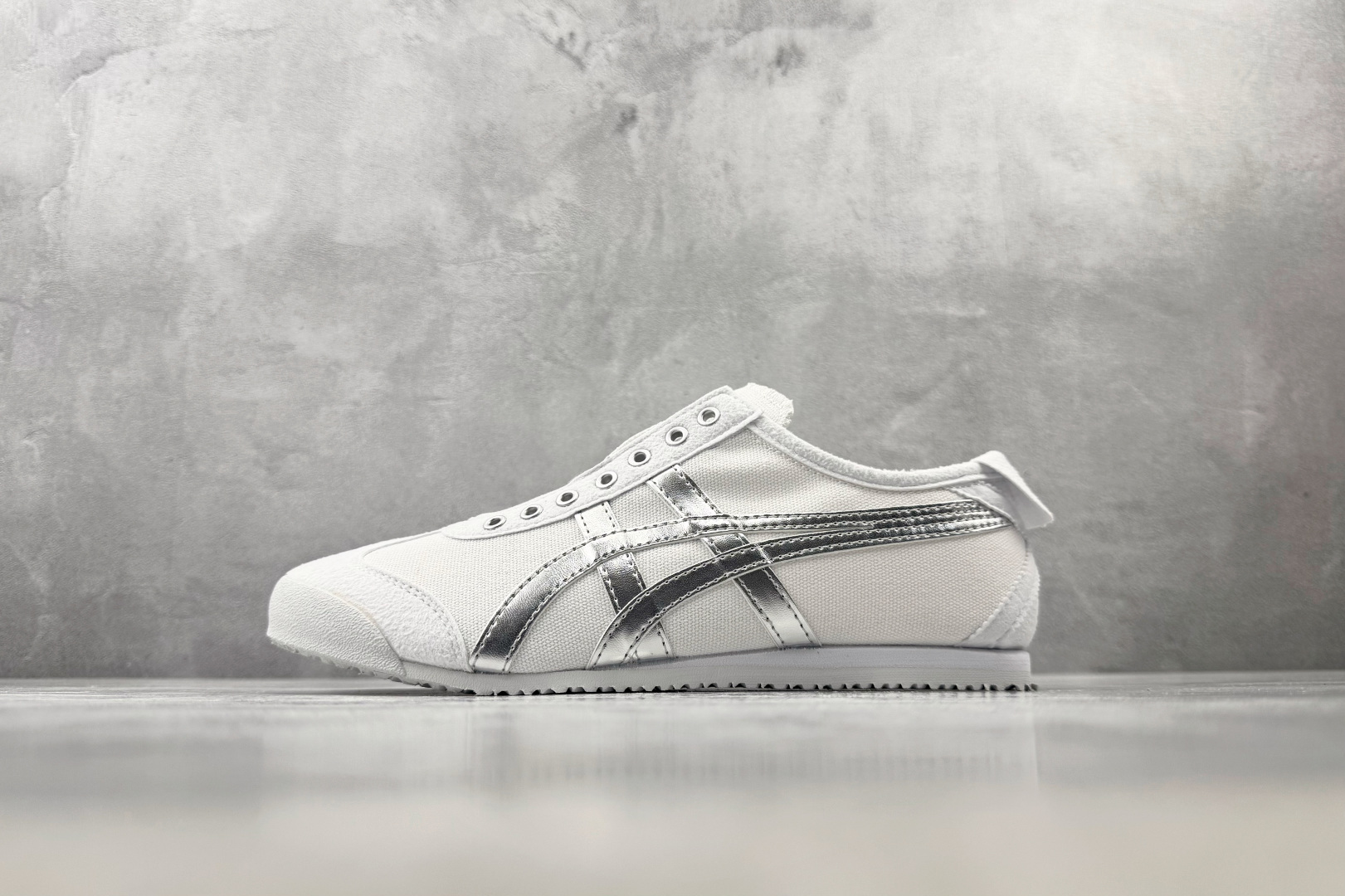 OT 头层 Onitsuka Tiger鬼塚虎 MEXICO 66 SLIP-ON白银 货号：1183A962-101 