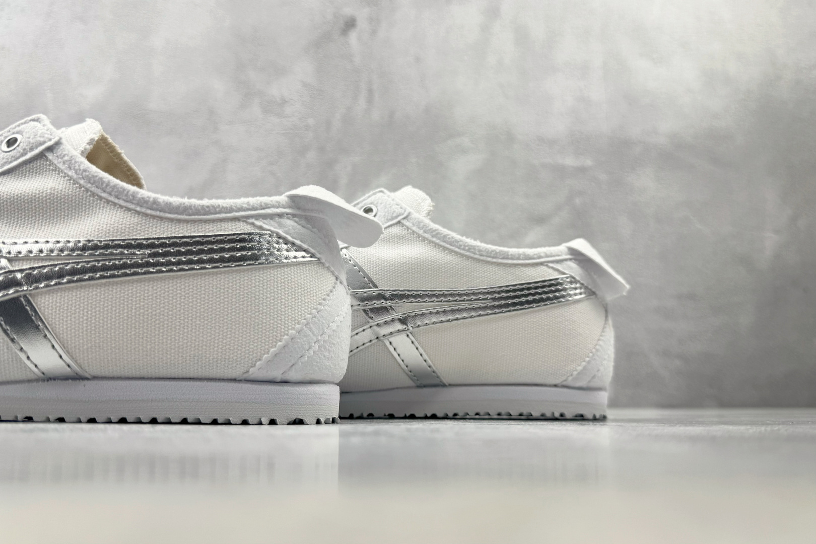 OT 头层 Onitsuka Tiger鬼塚虎 MEXICO 66 SLIP-ON白银 货号：1183A962-101 