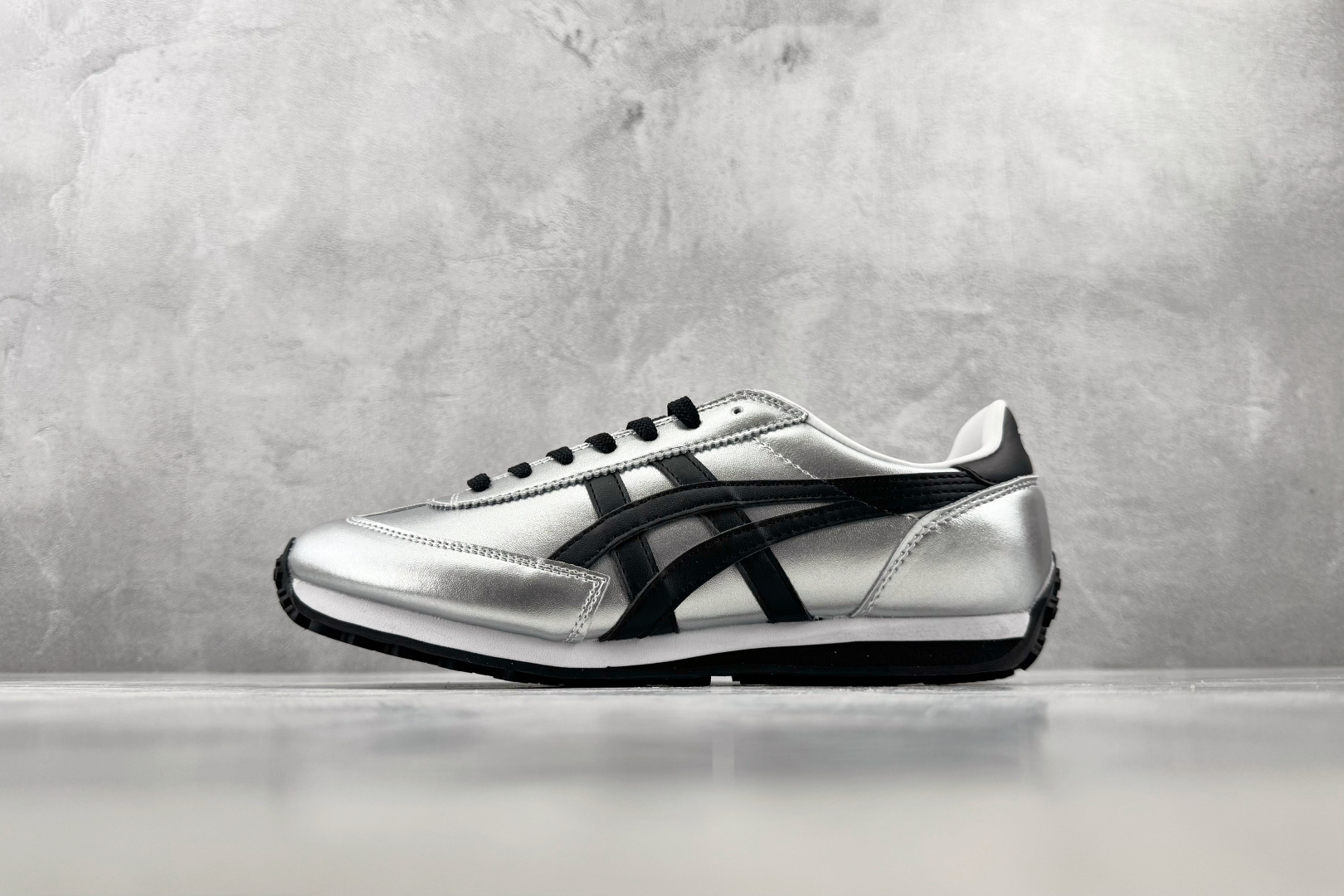 SC Onitsuka Tiger鬼塚虎 Edr 78 银黑色 货号：1183C530-020 尺码：36 36.5 3
