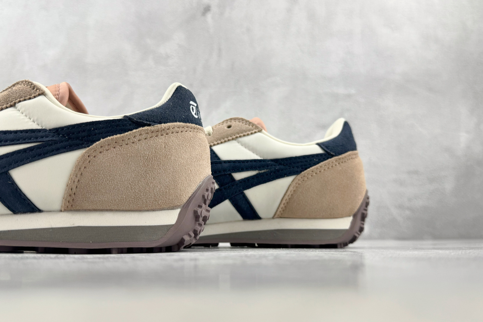 SC Onitsuka Tiger鬼塚虎 Edr 78 粉蓝 货号：1183C263-251 尺码：36 36.5 37