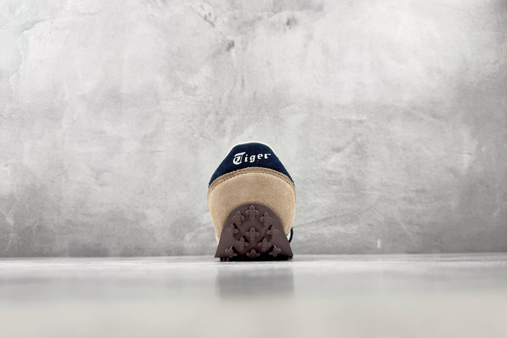 SC Onitsuka Tiger鬼塚虎 Edr 78 粉蓝 货号：1183C263-251 尺码：36 36.5 37